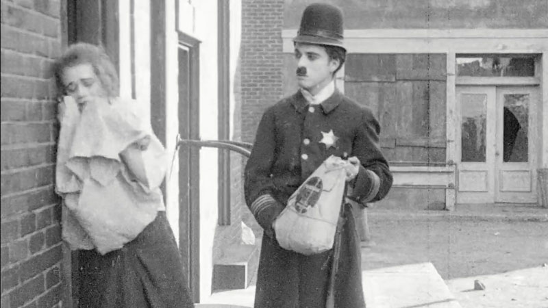 فیلم چارلی چاپلین در خیابان آرام Easy Street 1917